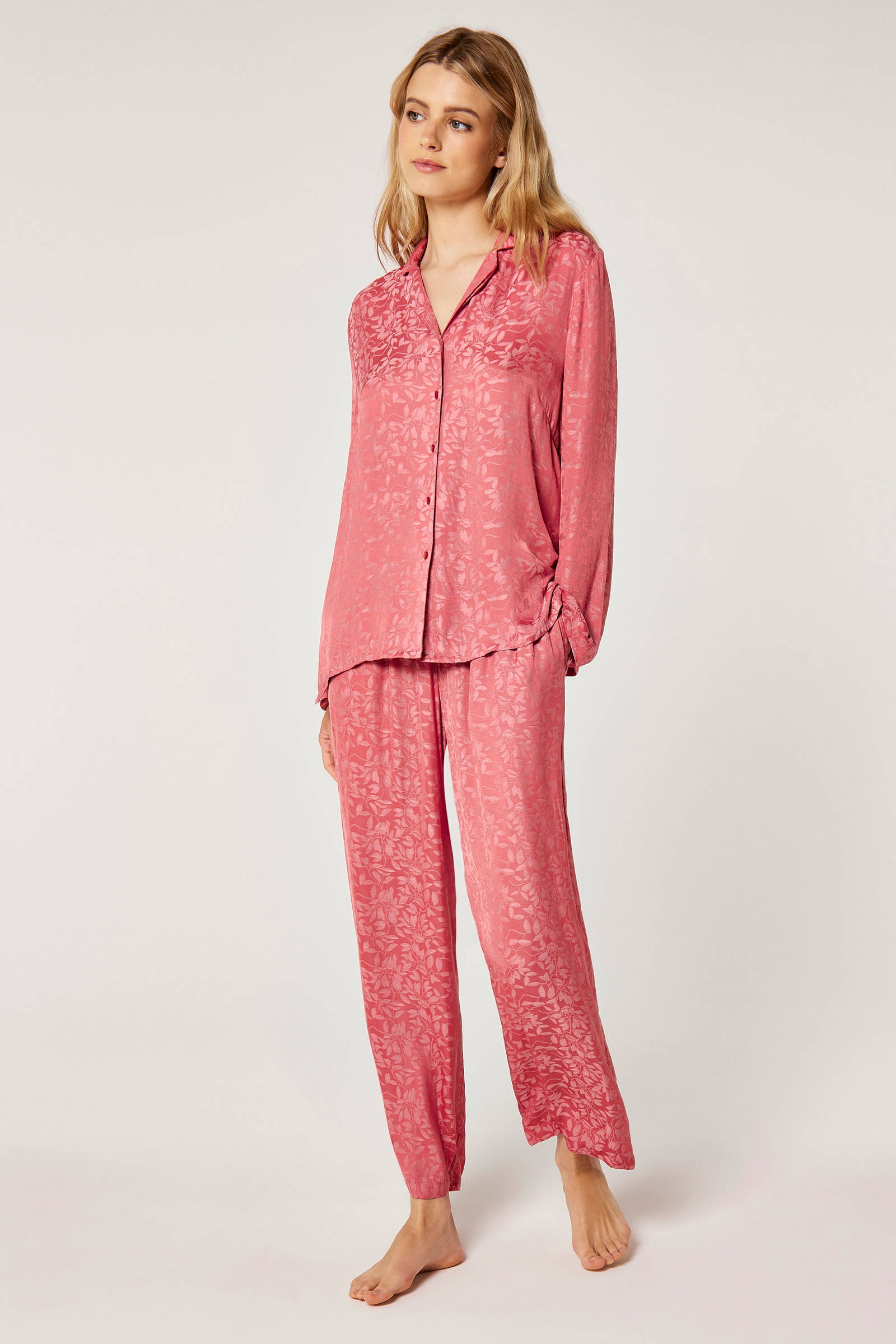 طقم بيجاما طويلة بتصميم جاكار وردي مع ياقه مطويه وأزرار اماميه مكونة من قطعتين
طقم بيجاما طويلة بتصميم جاكار وردي مع ياقه مطويه وأزرار اماميه مكونة من قطعتين