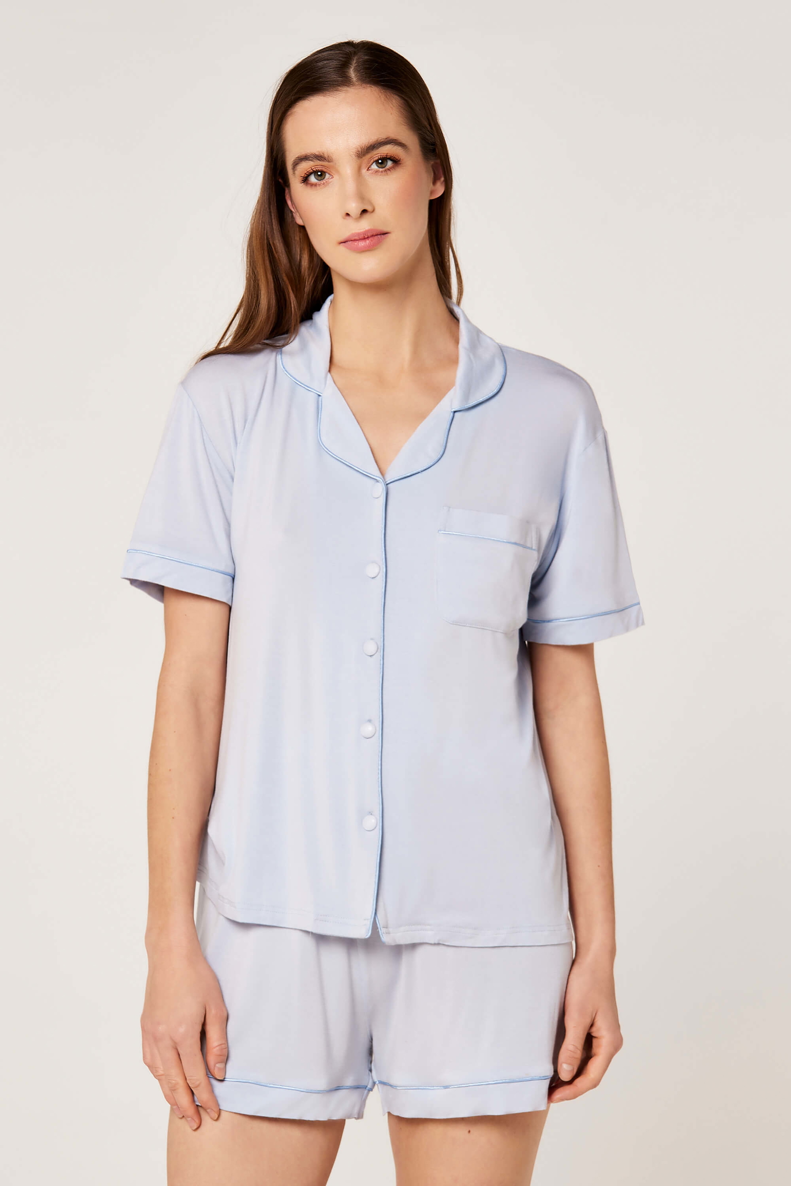 

طقم بيجاما قصيرة مكونة من قطعتين قميص بأكمام قصيرة وشورت قصير