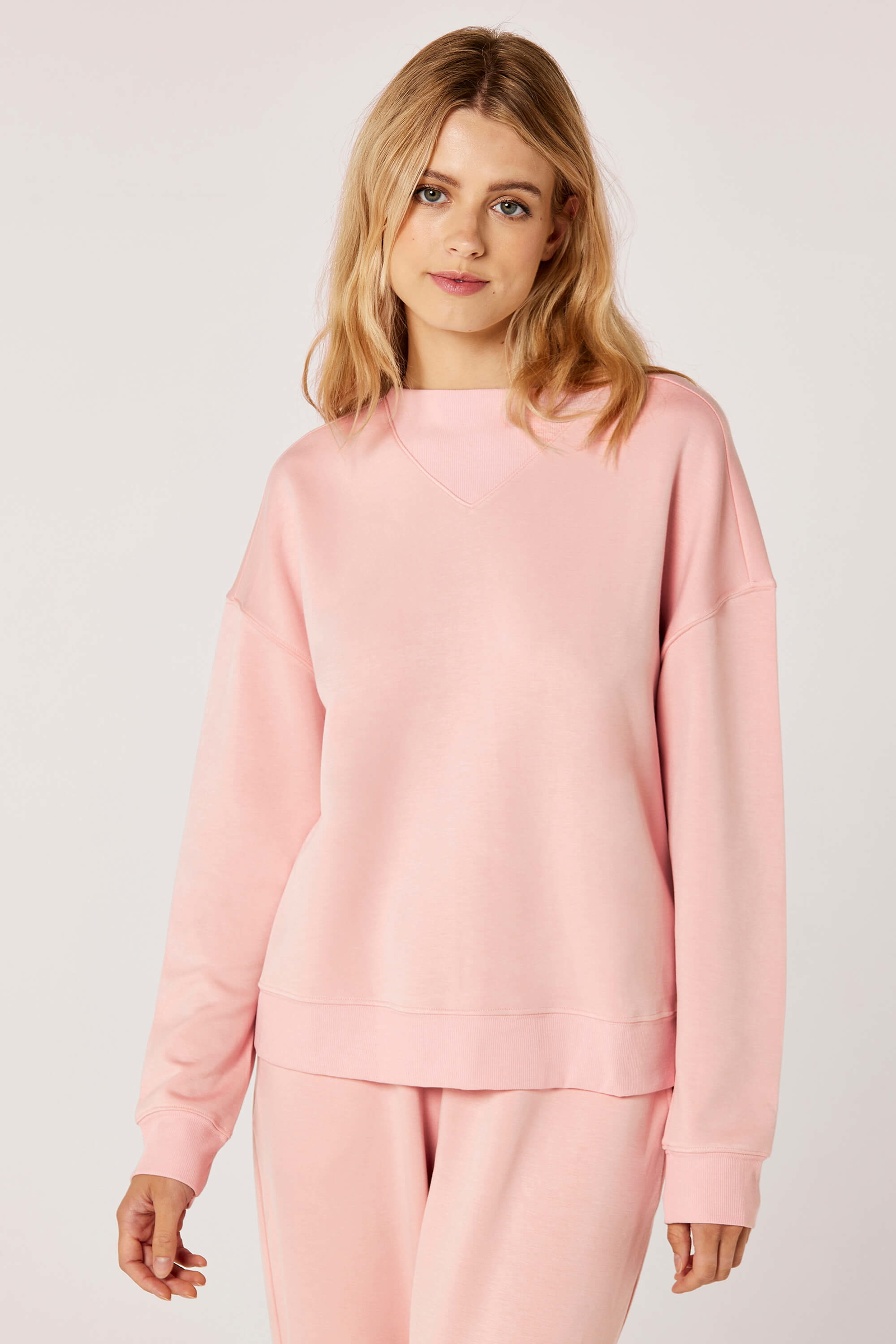 

طقم منزلي بقصة فضفاضة وياقة دائرية وأكمام طويلة من قطعتين