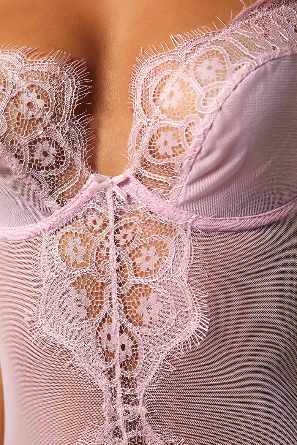 

ملابس داخلية رومانسية من الدانتيل والتول