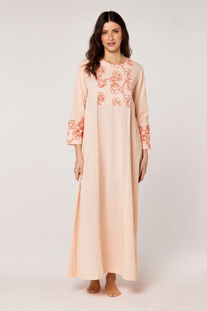 

قفطان أنيق مطرز بالزهور