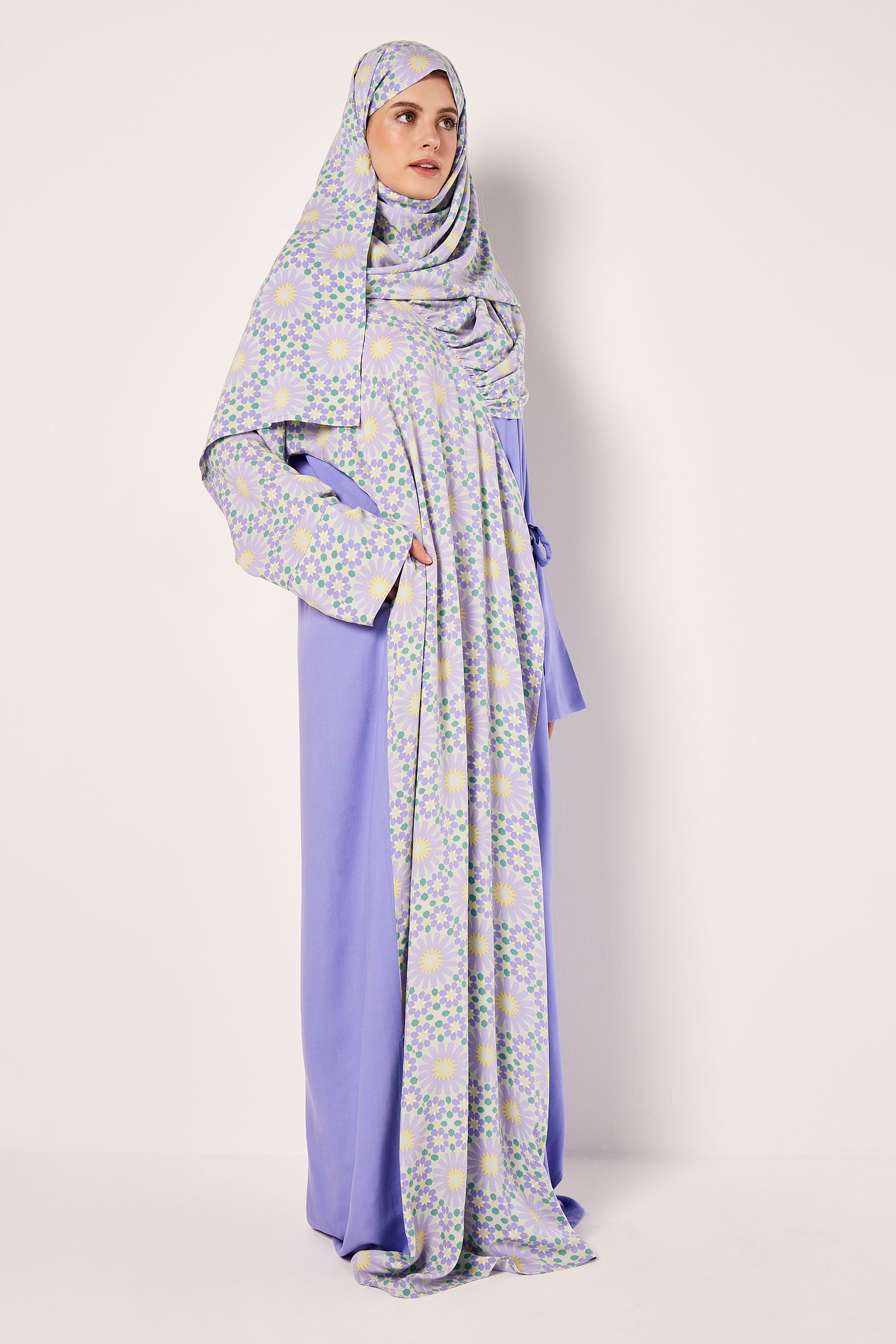 

شرشف صلاة مفتوح من الجانب مع ربطة جانبية وطرحة مطابقة